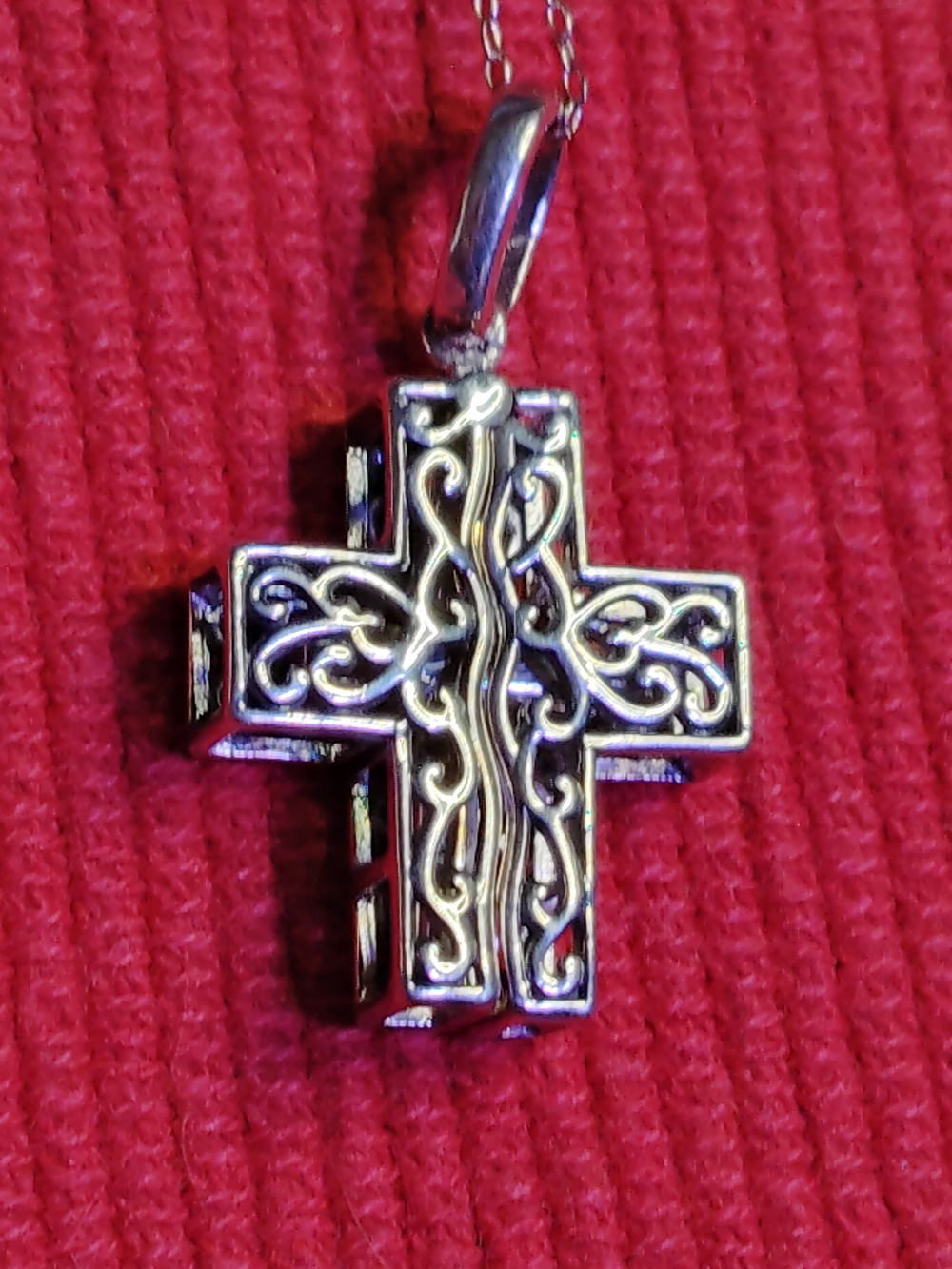 CROSS-3D, INTRICATE CUT-OUTS AND SCROLL WORK. SOLID STERLING SILVER. 18" CHAIN